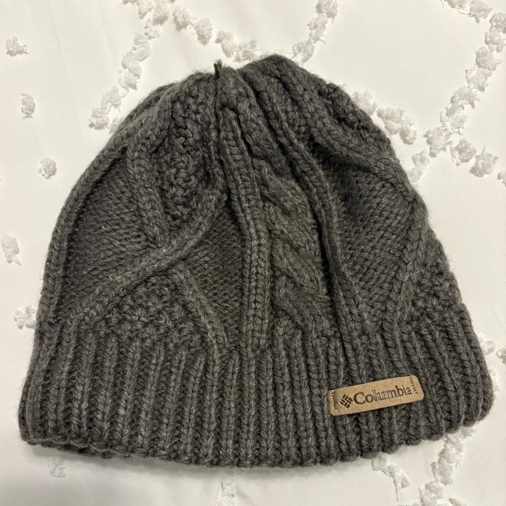 Columbia logo Women gray cabled knit Beanie hat one size reversible black fleece